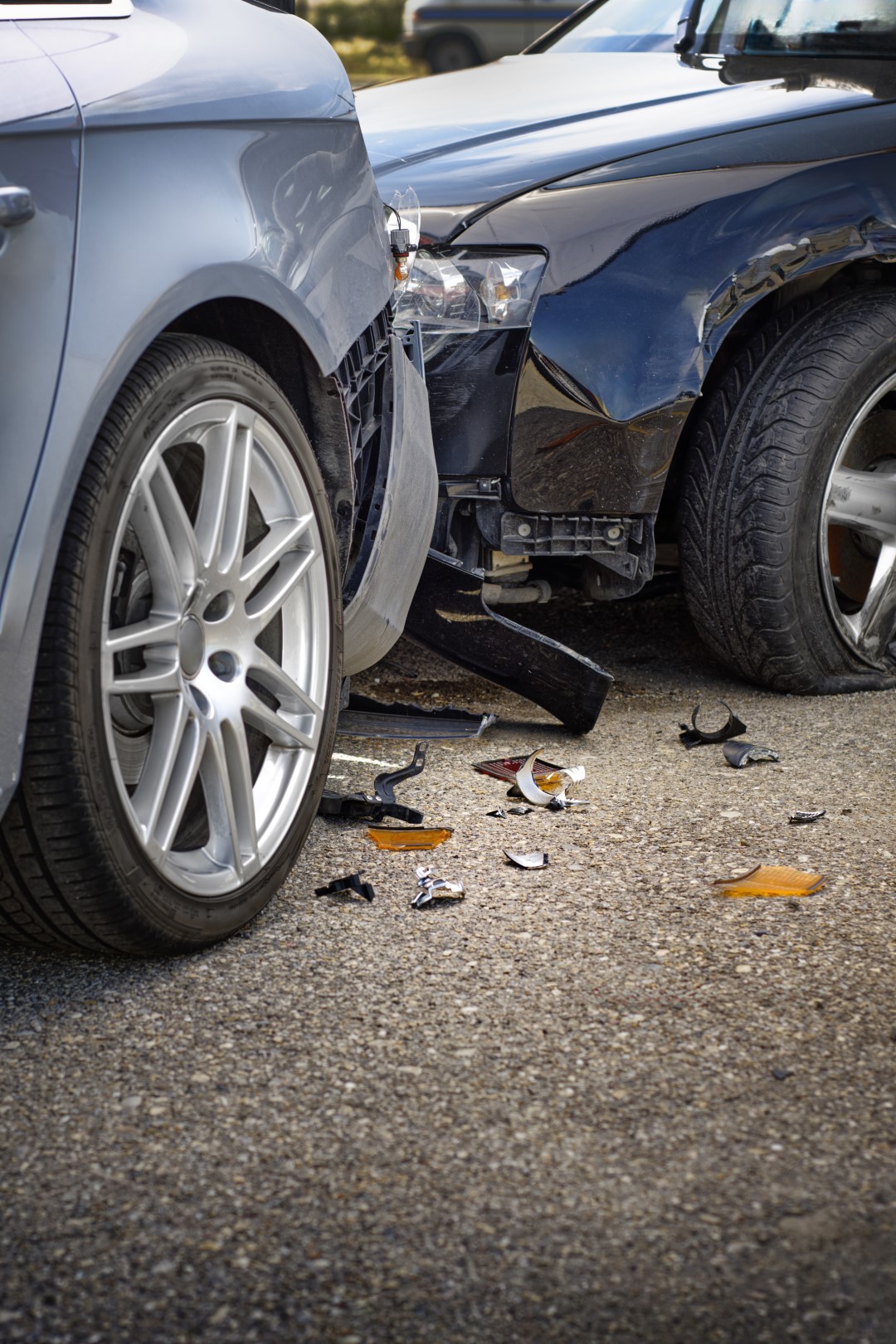 Verkehrsunfall auf einer Straße mit beschädigten Fahrzeugen